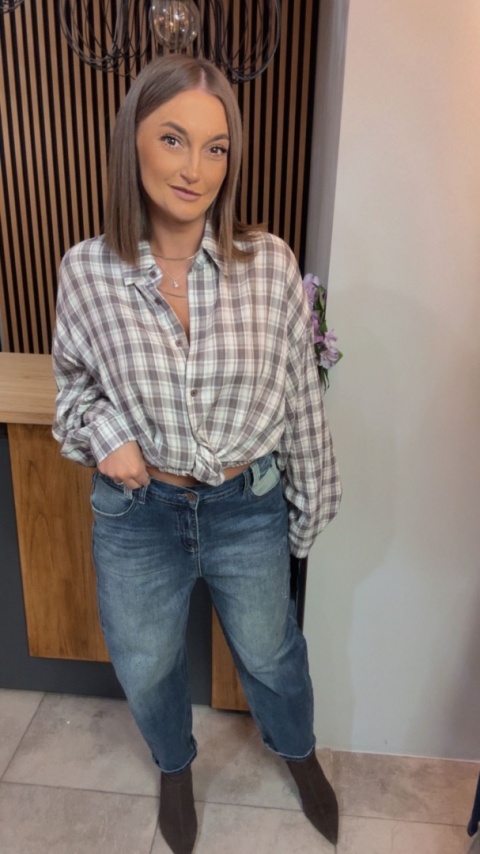 Koszula w kratę - w stonowanej kolorystyce szaro-beżowej