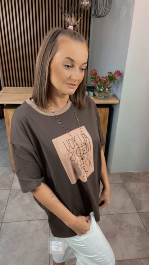 T-shirt damski „All You Need is Love & a Cat” – ciemny brąz T-shirt damski „All You Need is Love & a Cat” – ciemny brąz