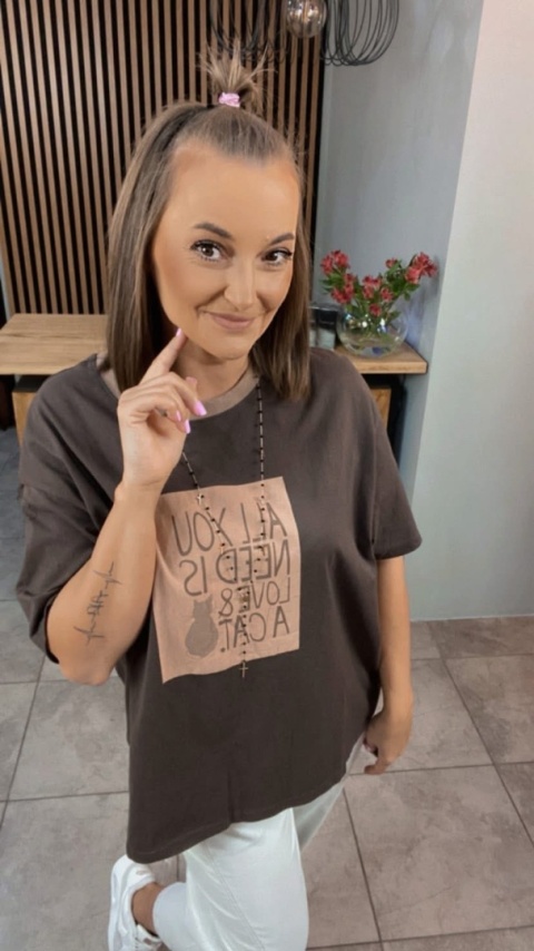 T-shirt damski „All You Need is Love & a Cat” – ciemny brąz T-shirt damski „All You Need is Love & a Cat” – ciemny brąz
