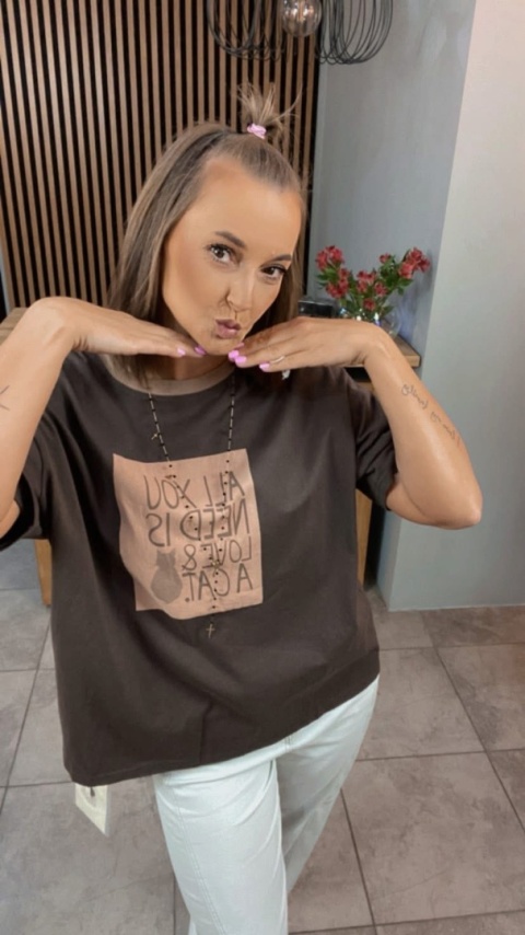 T-shirt damski „All You Need is Love & a Cat” – ciemny brąz T-shirt damski „All You Need is Love & a Cat” – ciemny brąz