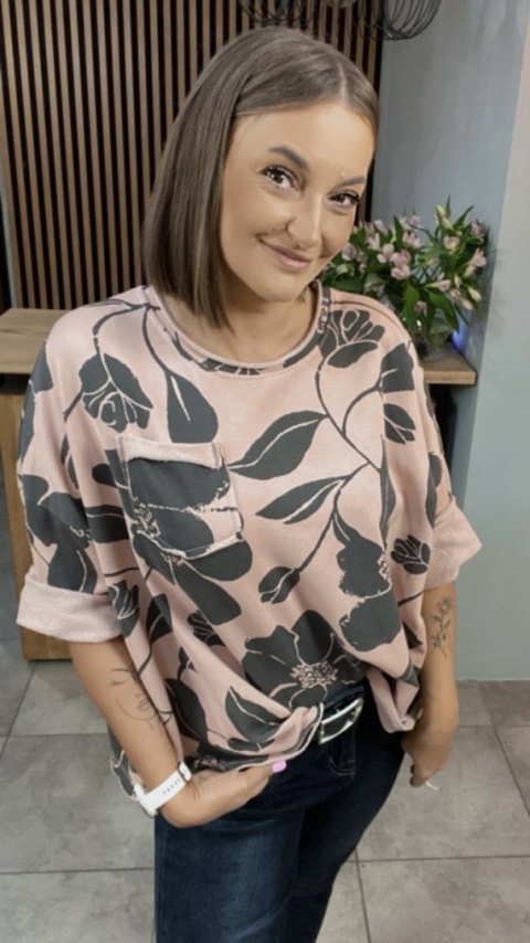 Bluzka oversize w kwiaty – Pudrowy róż z czarnym nadrukiem