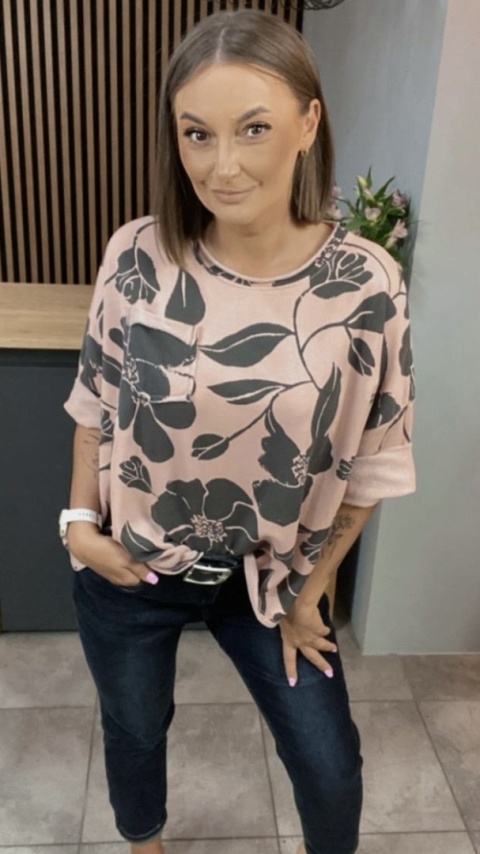 Bluzka oversize w kwiaty – Pudrowy róż z czarnym nadrukiem