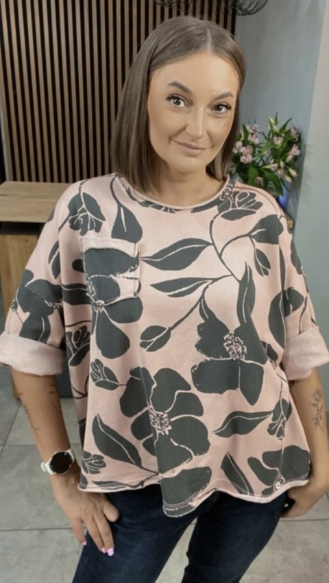 Bluzka oversize w kwiaty – Pudrowy róż z czarnym nadrukiem