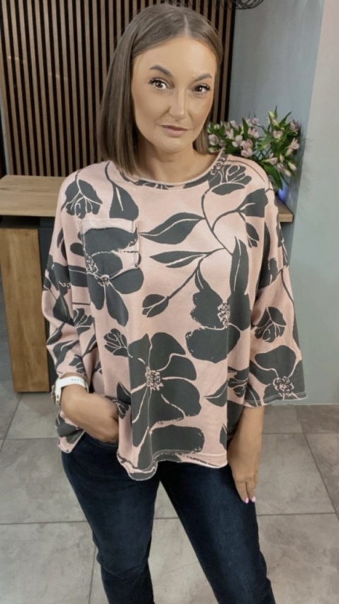 Bluzka oversize w kwiaty – Pudrowy róż z czarnym nadrukiem