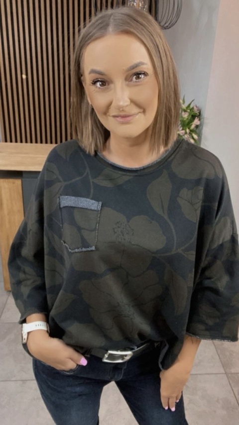 Bluzka oversize w kwiaty – Czerń z ciemnozielonym nadrukiem