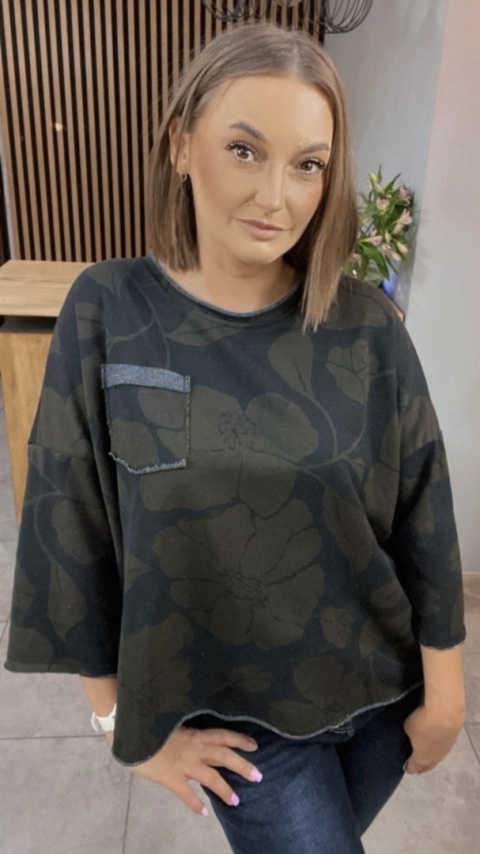 Bluzka oversize w kwiaty – Czerń z ciemnozielonym nadrukiem