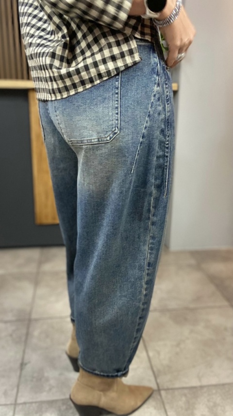 Jeansy Simple Plain – Denim z kontrastowym podwinięciem