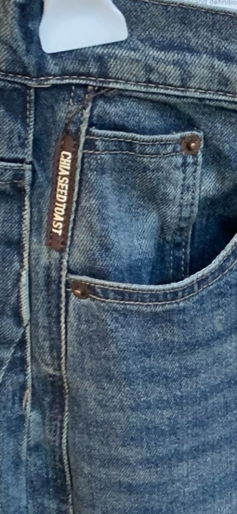 Jeansy Simple Plain – Denim z kontrastowym podwinięciem