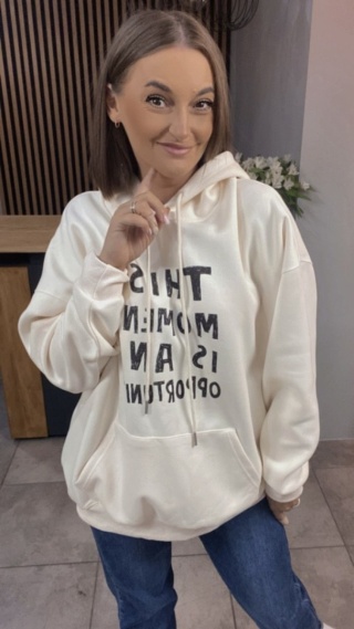 Bluza oversize z kapturem – „This Moment is an Opportunity” - Krem