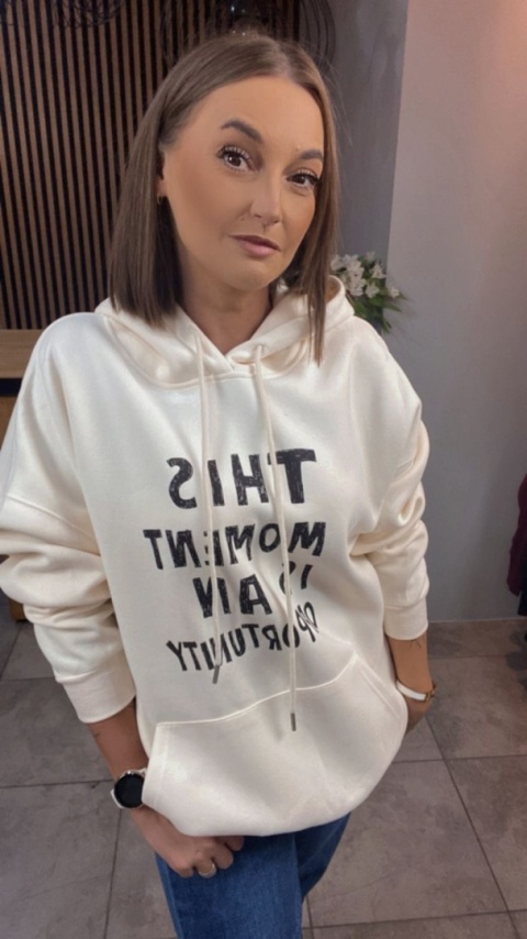 Bluza oversize z kapturem – „This Moment is an Opportunity” - Krem