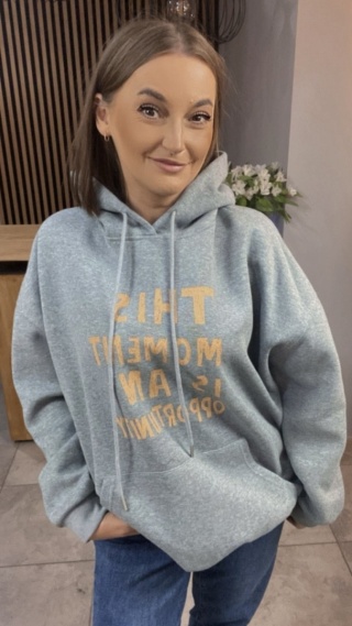 Bluza oversize z kapturem – „This Moment is an Opportunity” - Szary Melanż