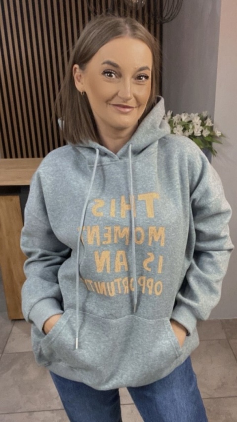 Bluza oversize z kapturem – „This Moment is an Opportunity” - Szary Melanż