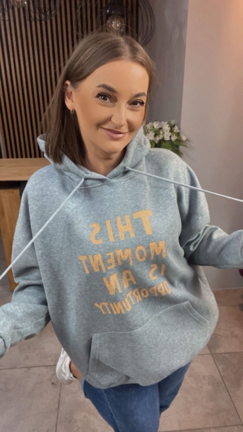 Bluza oversize z kapturem – „This Moment is an Opportunity” - Szary Melanż