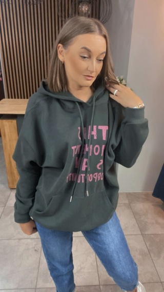 Bluza oversize z kapturem - „This Moment is an Opportunity" - Grafit