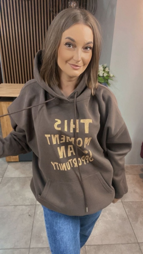 Bluza oversize z kapturem – „This Moment is an Opportunity” - Brąz